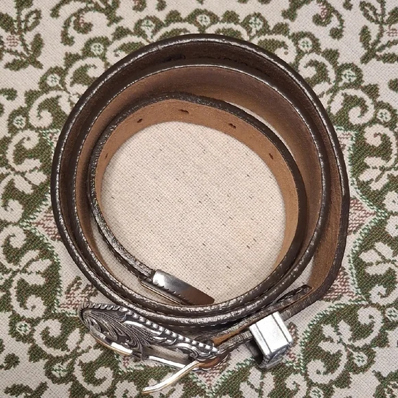 Elegant Brown Leather Belt with Silver Buckle - Picture 5 of 16